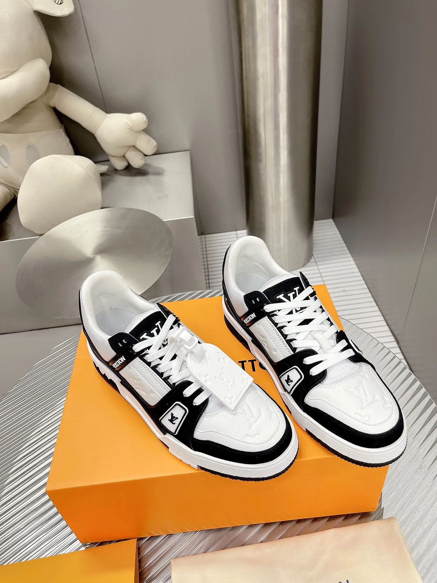 👟👟Ex-factory price 840👟👟The highest version on the Internet⚠️Feel free to compare! 2021🔥New model, purchase quality LV~Louis Vuitton by Virgin Abloh’s best-looking sneakers, Donkey Brand strongly recommends new products, official website limited edition retro basketball sneakers! Both high and low tops cost money to purchase 1:1 accurate replicas of the originals. The details are invincible, full of sincerity, imported custom-made original cowhide, the original package method is the same, the details are 100% restored, and the private model customized the original one-piece T👟👟factory price U outsole, which is different from other brands. Without the original version, this effect cannot be achieved! 35-45 (46 is custom-made and non-refundable) Some colors are available in women’s styles
